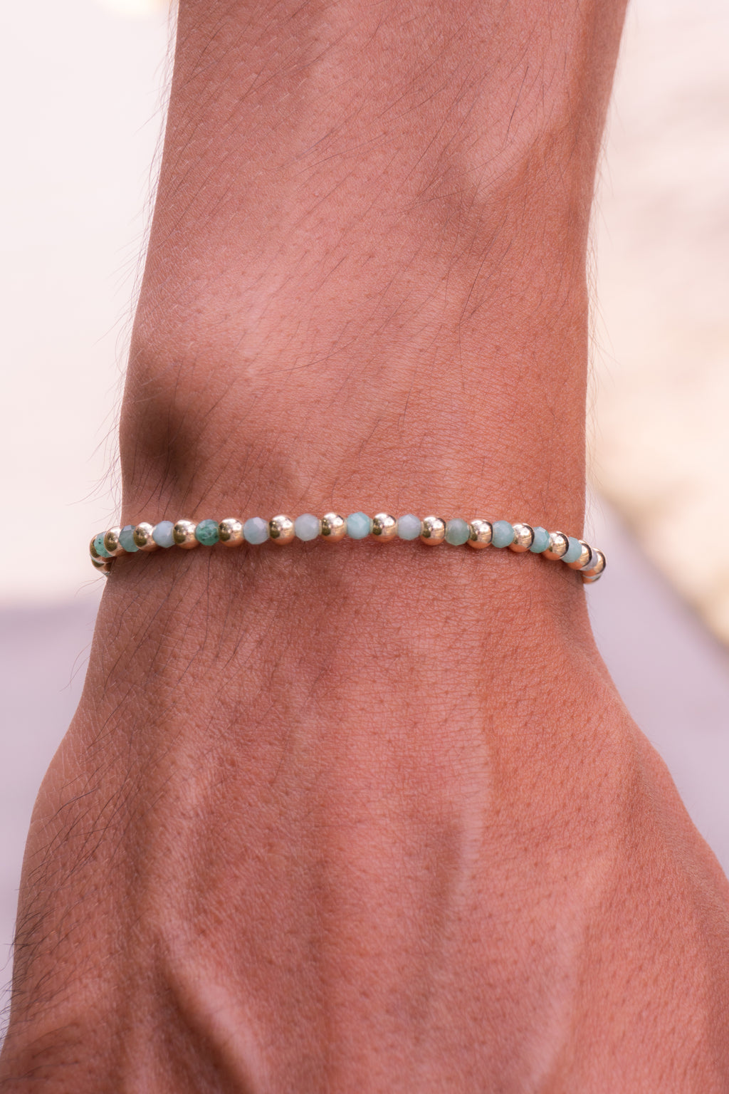 JOYA DE ESMERALDAS Y BALINES LISOS EN PULSERA