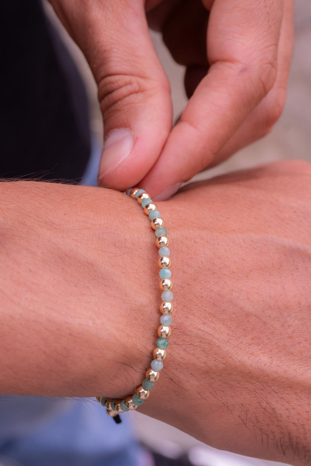 JOYA DE ESMERALDAS Y BALINES LISOS EN PULSERA