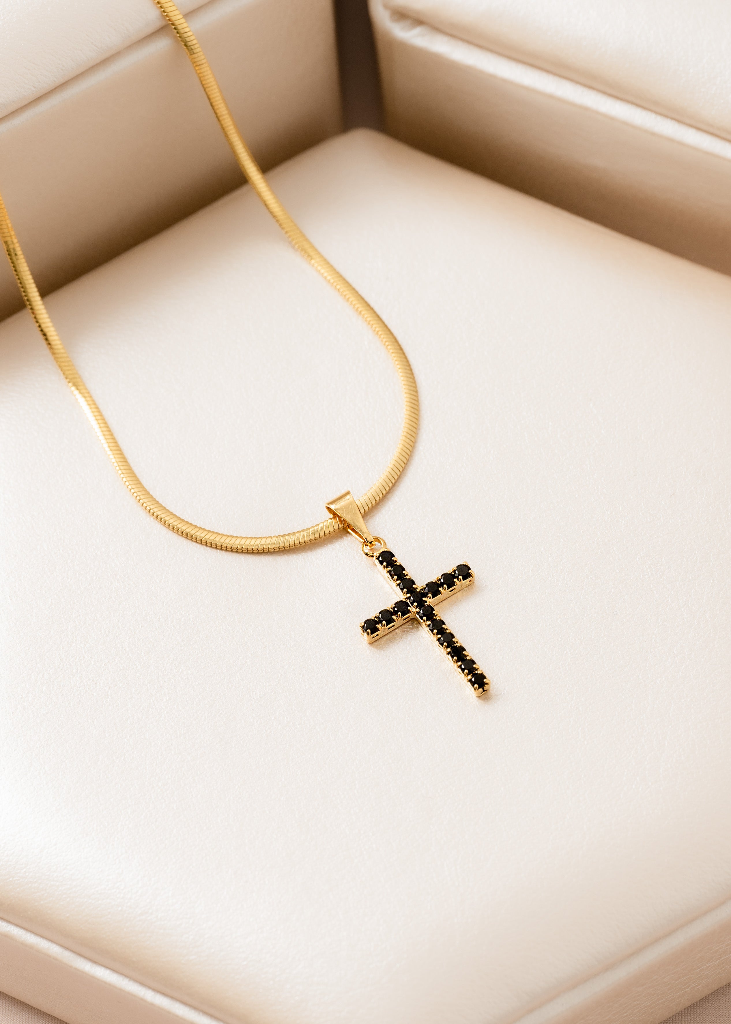 Dije Cruz Circonias Mediana Negra